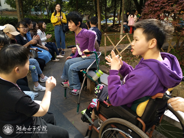 外語(yǔ)系發(fā)展對(duì)象關(guān)心殘疾兒童xiu.jpg